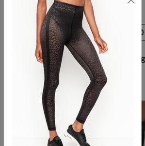 VS SPORT KNOCKOUT TIGHT AND CROP TOP